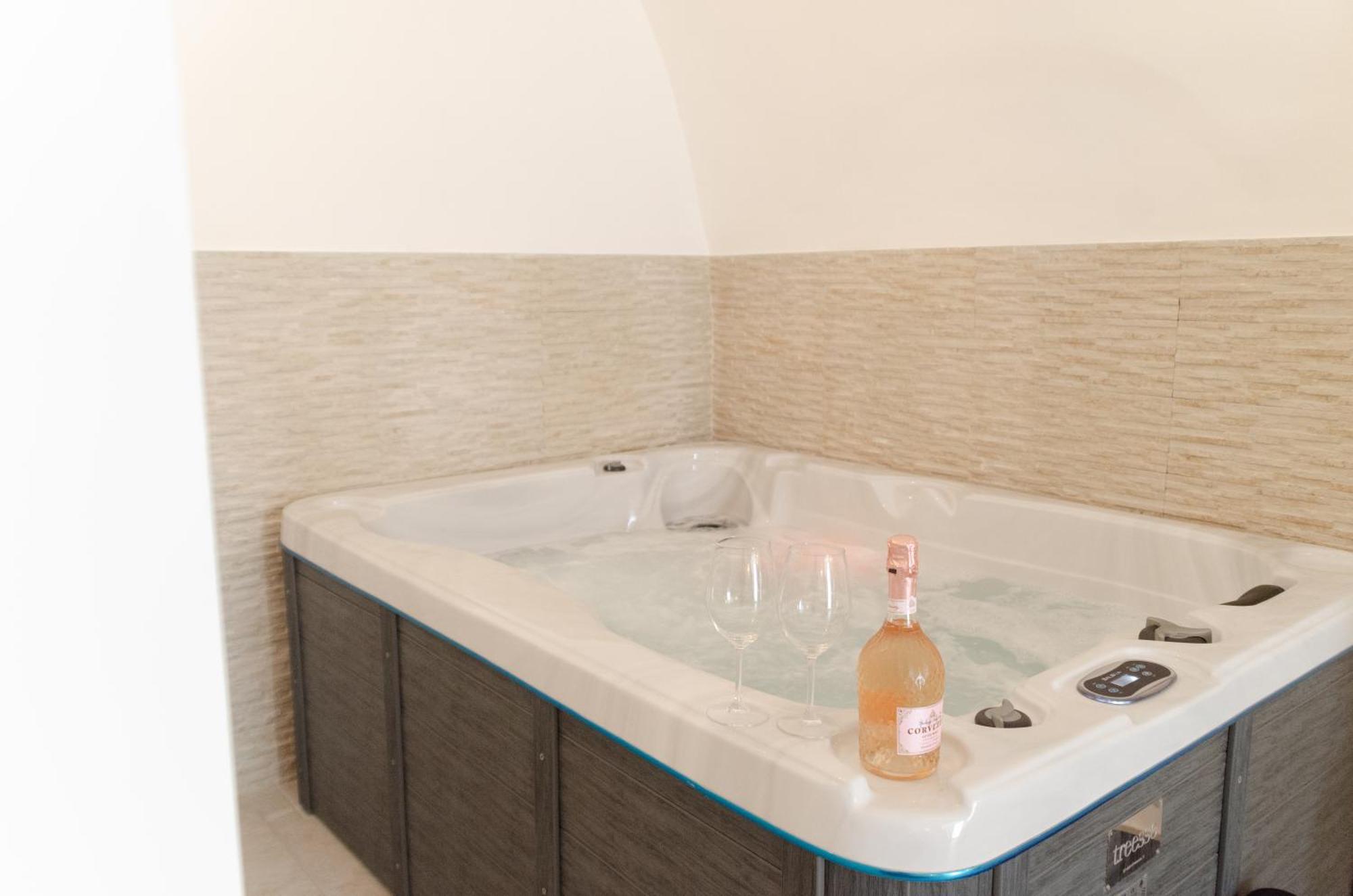Aca Suite Luxury With Jacuzzi Adelfia エクステリア 写真