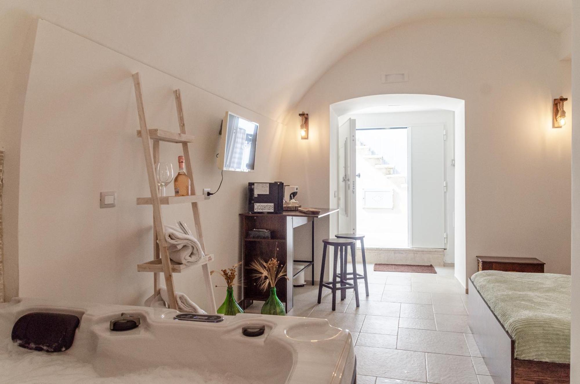 Aca Suite Luxury With Jacuzzi Adelfia エクステリア 写真